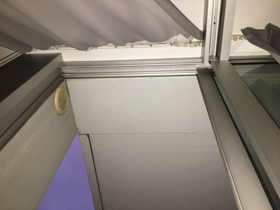 Cortinado em tecido Blackout cinzento