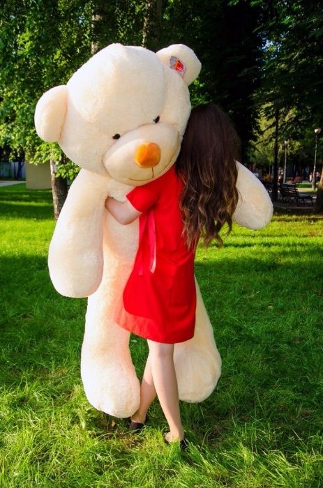 Нестор - большой плюшевый медведь.