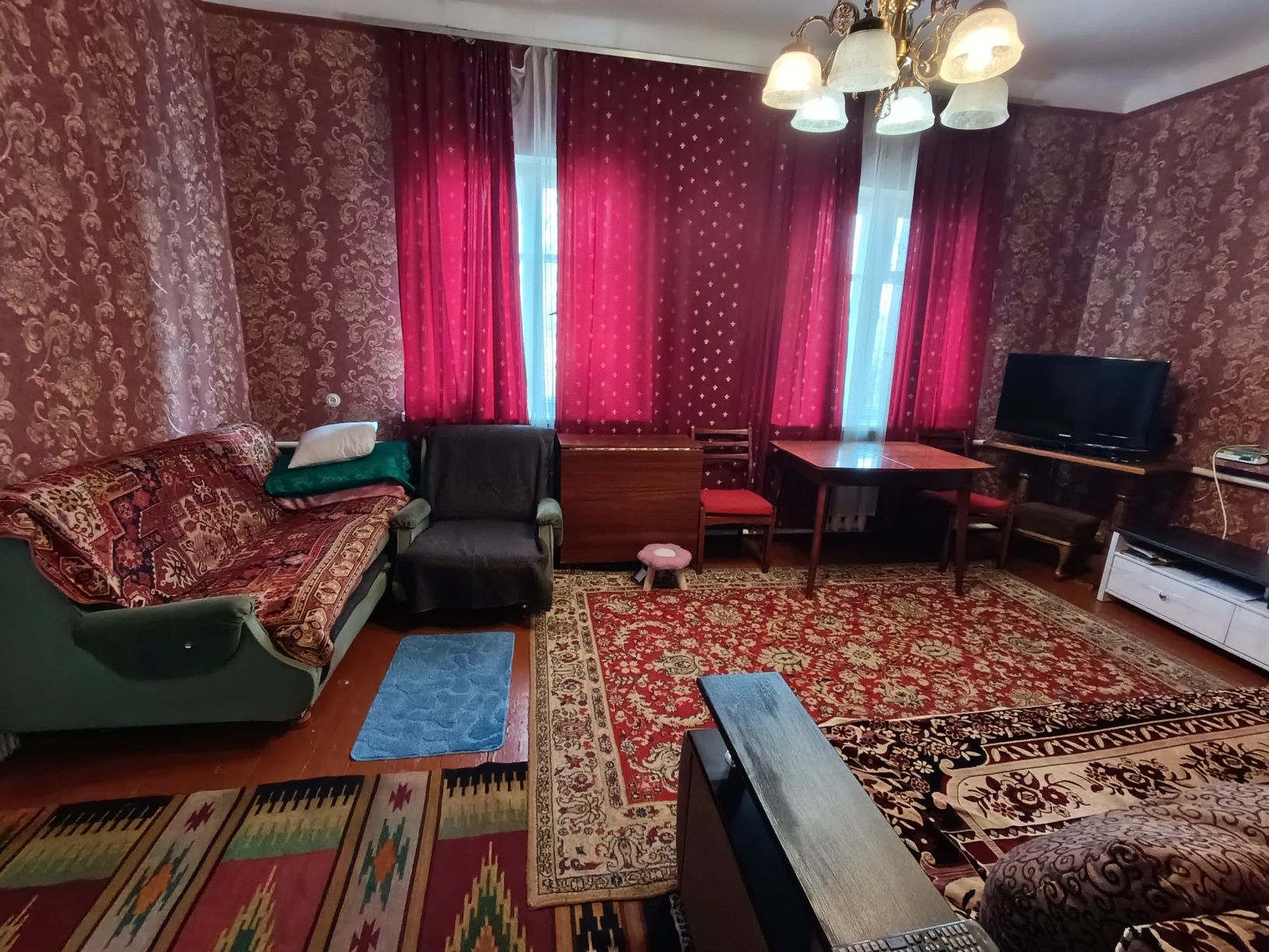 Двоповерховий будинок в центрі