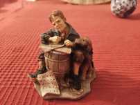 Porcelanowa figurka chłopca z psem