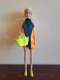 Lalka Barbie długie blond włosy w kombinezonie