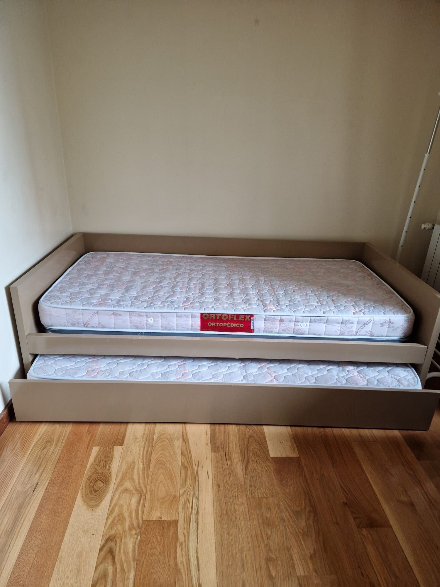 Cama solteiro dupla com colchões