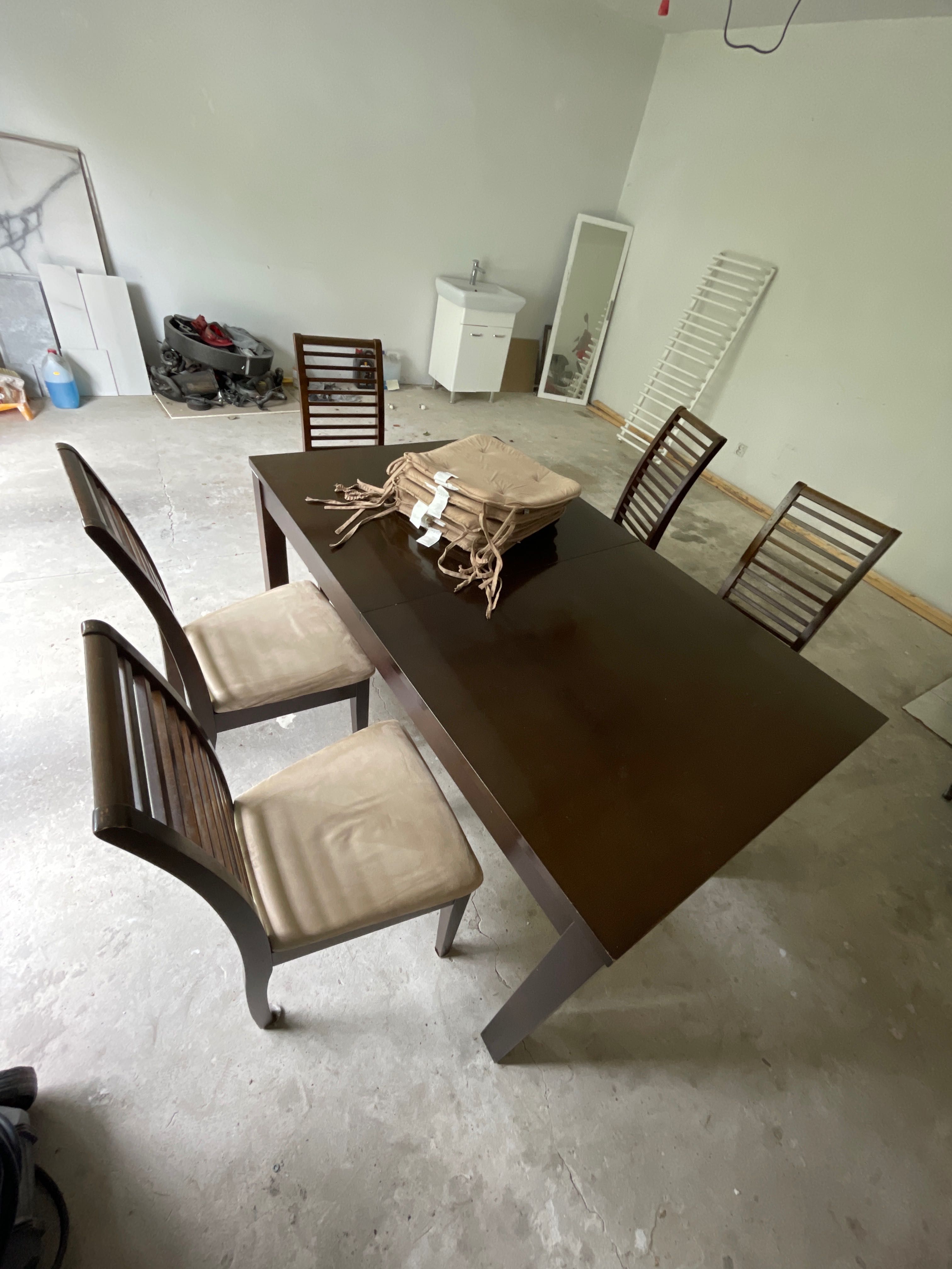 Stół salonowy rozkładany z krzesłami