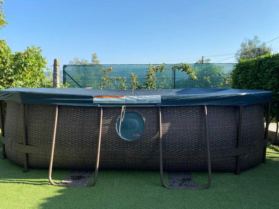 Piscina Oval Bestway com Janelas. Para Jardim. 427x250x100cm