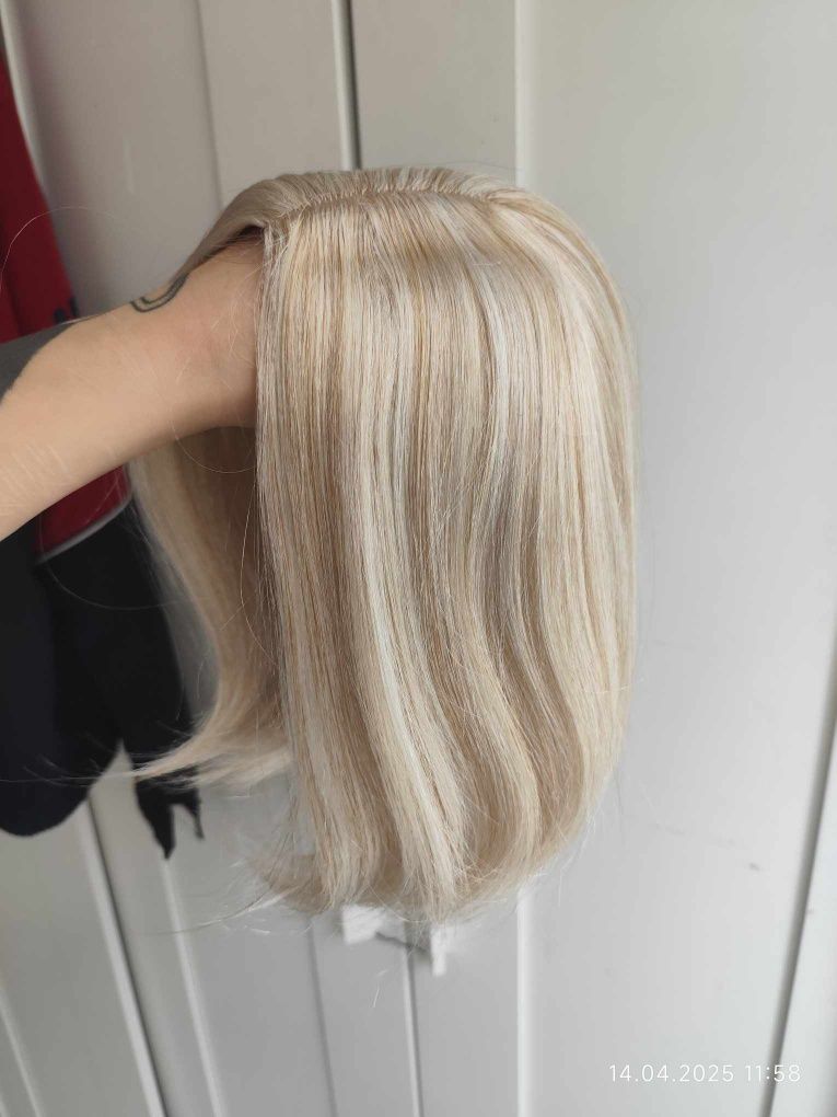 Peruka blond bob asymetryczny przedziałek na bok WIG cosplay