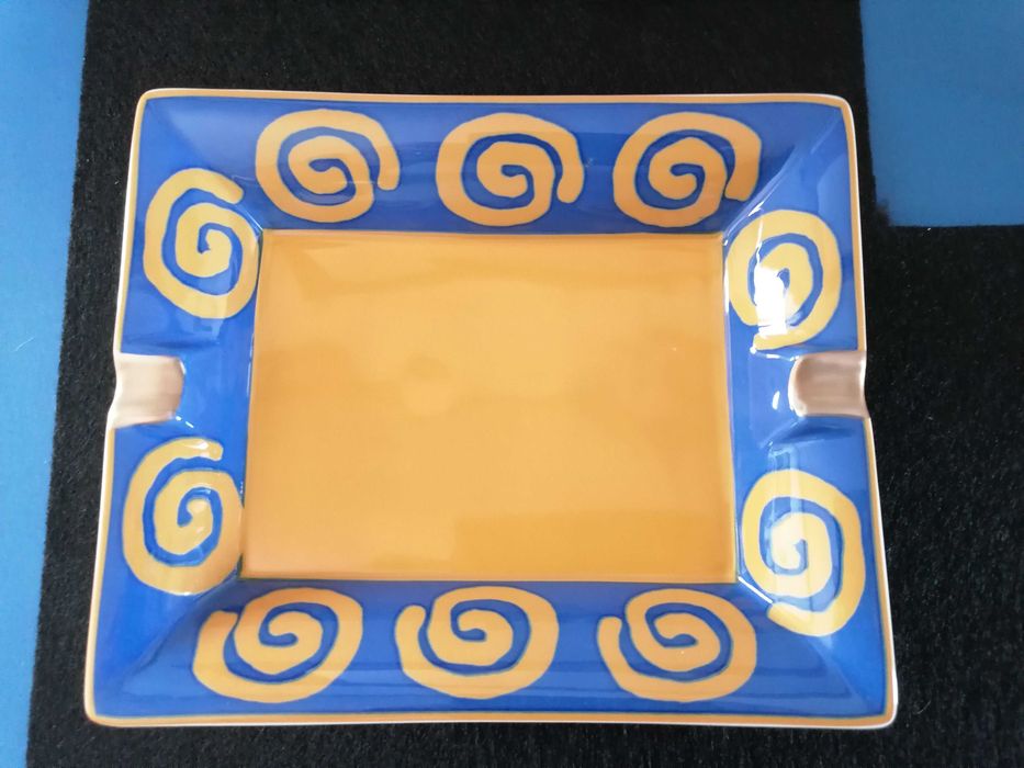 Cinzeiro retangular em loiça Limoges, França.
Collection L`ETHNIQUE