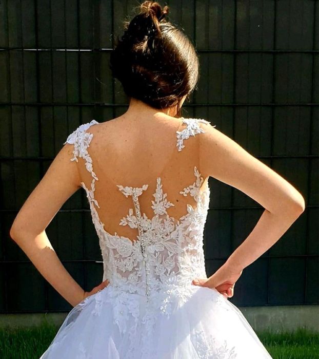 Suknia ślubna r. 36/38. Cena do negocjacji.