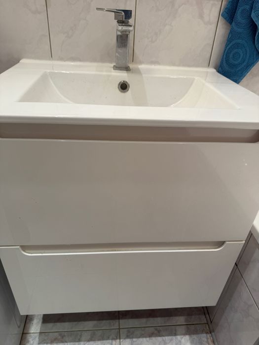 Zestaw mebli szafka z umywalką i szafka stojąca