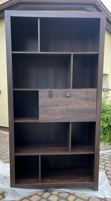 Regał drewniany z półkami i szafką