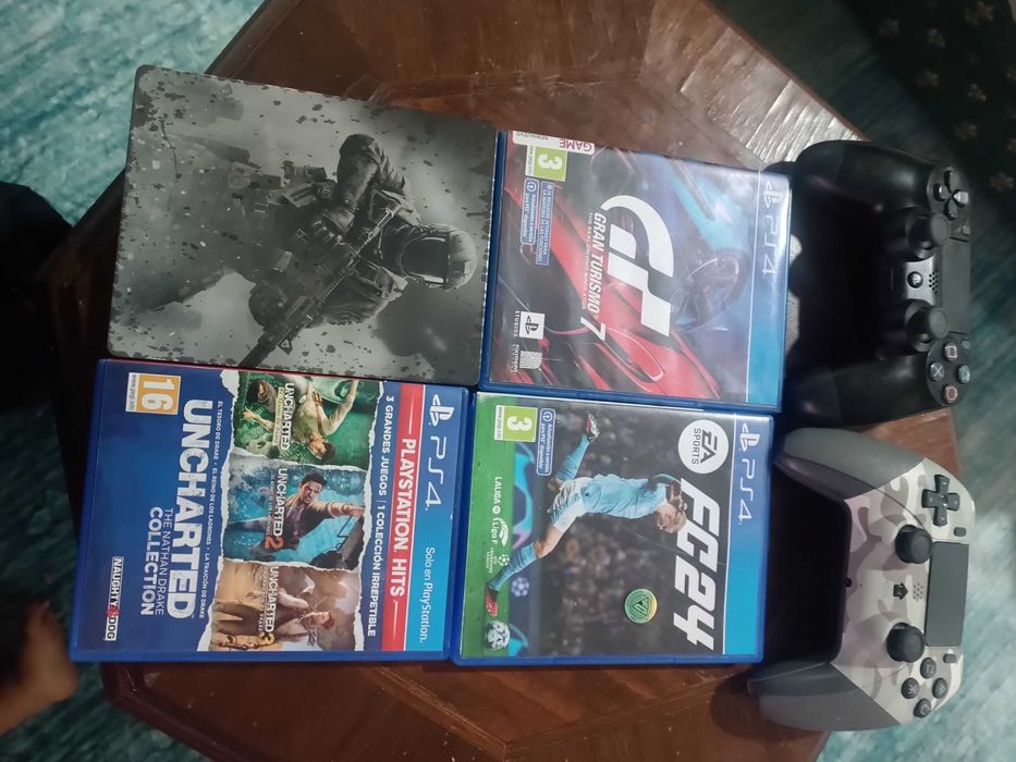 Vende-se PlayStation 4  pro 1 TB 4 jogos e 2 cumandos