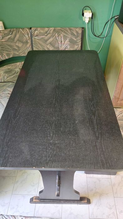 Narożnik kuchenny + stół + dwie pufy