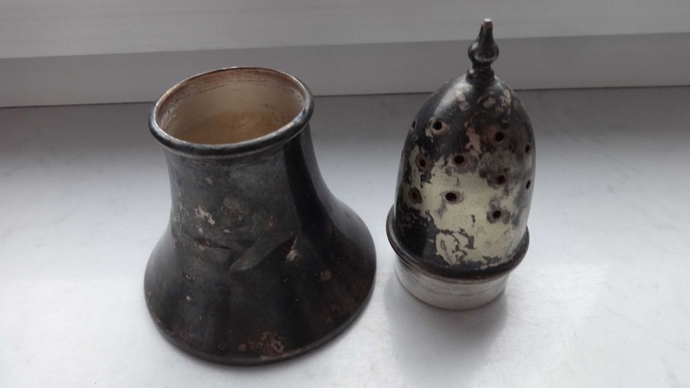 Bardzo stara duża angielska solniczka.