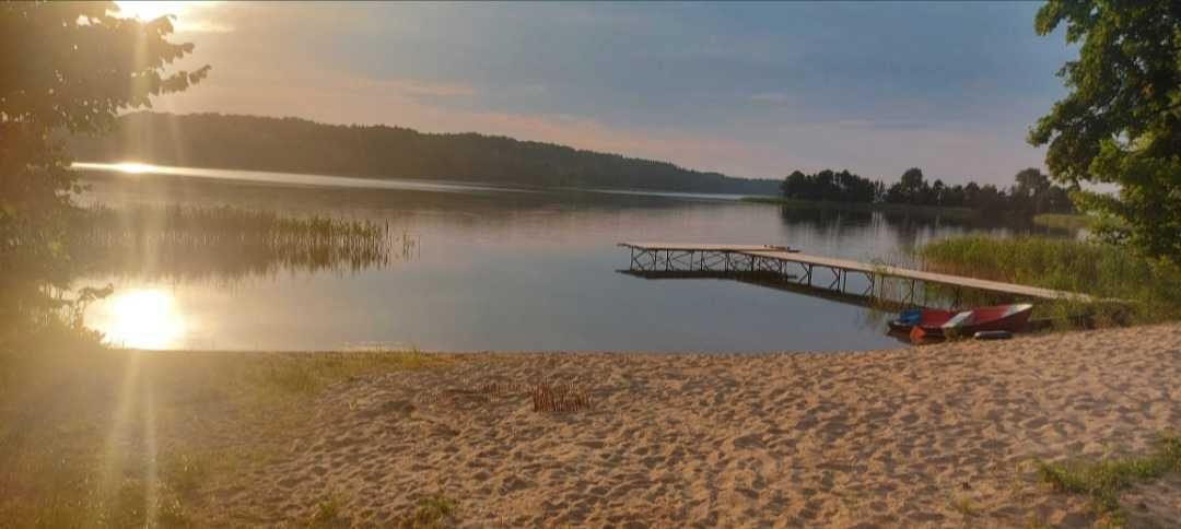 Noclegi nad jeziorem Narie. Pokoje. Prywatna plaża. 4 km od Kretowin