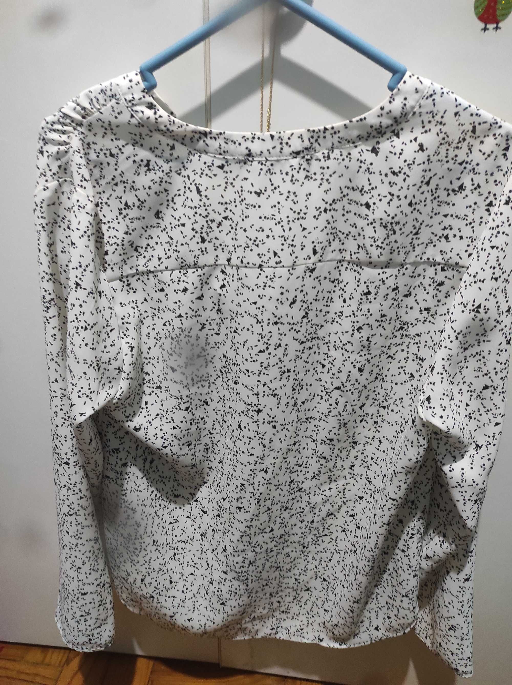 Blusa de mangas compridas branca com pintas pretas