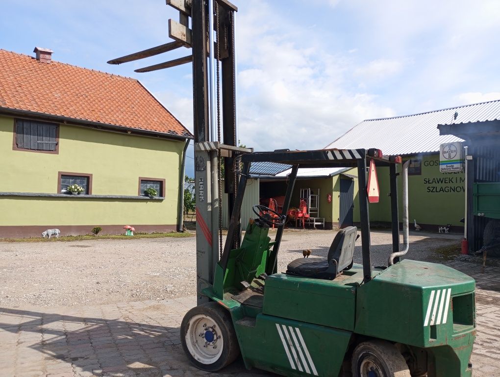 Wózek widłowy Clark (sztaplarka)