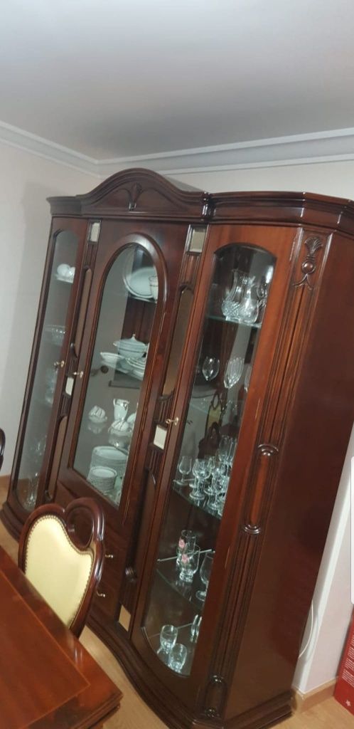 Móvel e mesa de sala com 6 cadeiras em pele