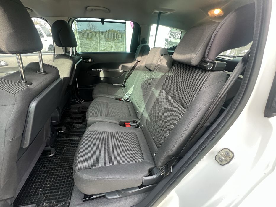 Сімейна машина в дуже гарному стані за всіма деталями телефонуйте