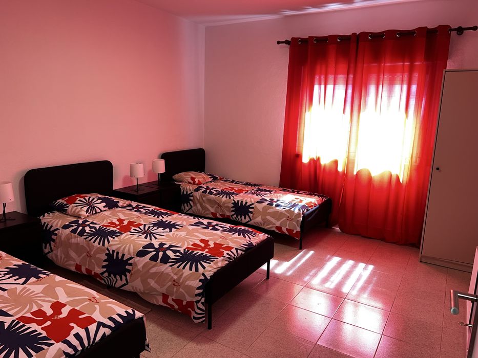 Quarto Partilhado a estrear para 3 Pessoas — Águas Livres, Amadora