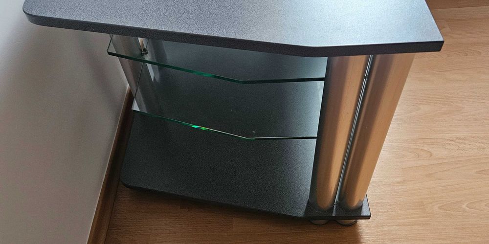 Stolik o wymiarach 89 x 59 x 56