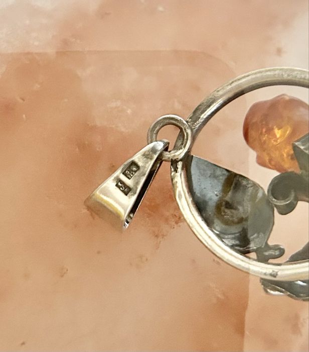 Srebrna zawieszka z bursztynową różą