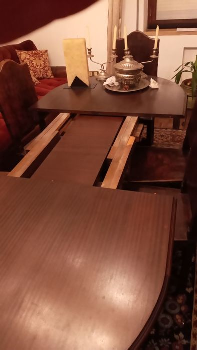 Mesa maçica em extençivel, com 6 cadeiras
