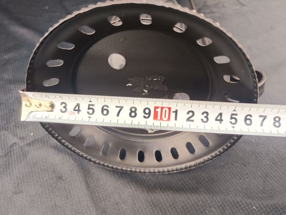 Stalowy lampion ze śladami użytkowania