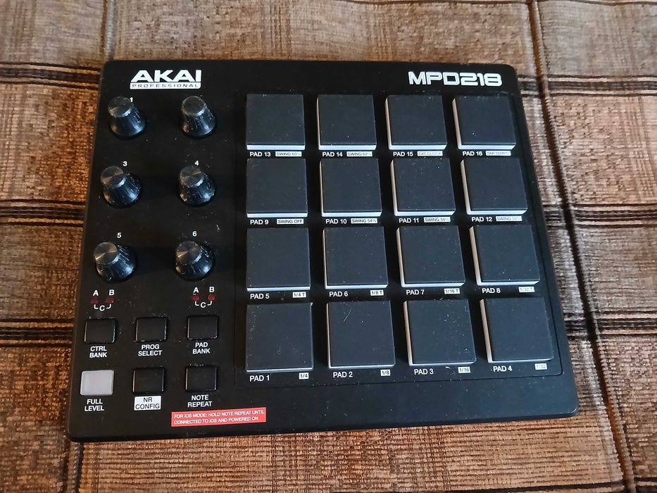 Akai MPD 218, kontroler MIDI, pady do beatmakingu, mało używany