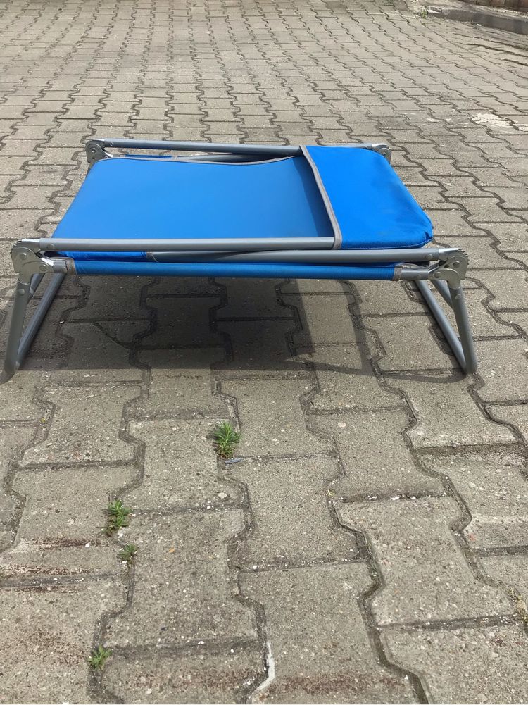 Leżak skladany na metalowym stelażu.