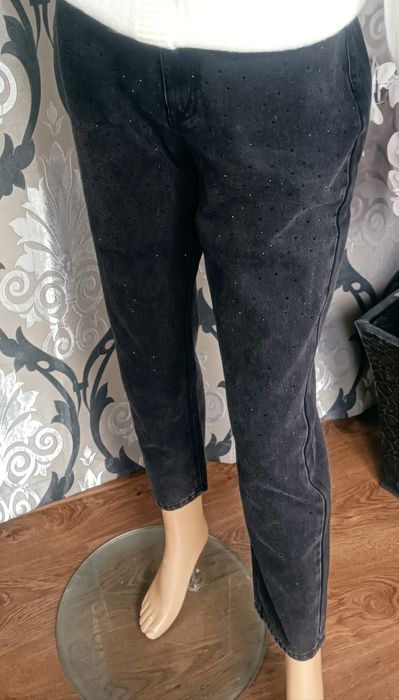 Czarne spodnie damskie boyfriend min z kryształkami