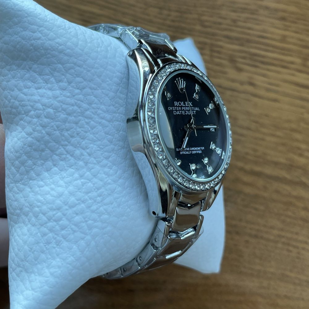Жіночий годинник Rolex срібного кольору на браслеті