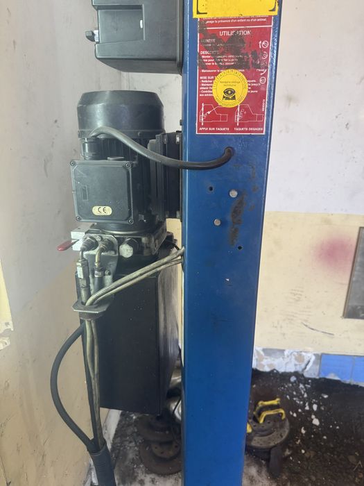 Podnosnik 4 kolumnowy Fog wraz z podnośnikiem nożycowym 3T