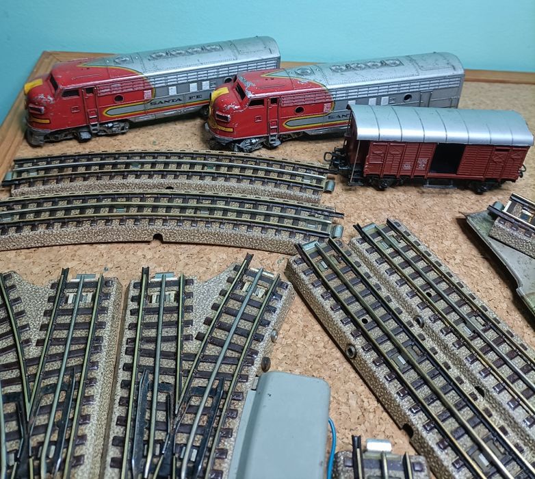 conjunto da marca Marklin linhas desvios passagem de nivel vagon máqui