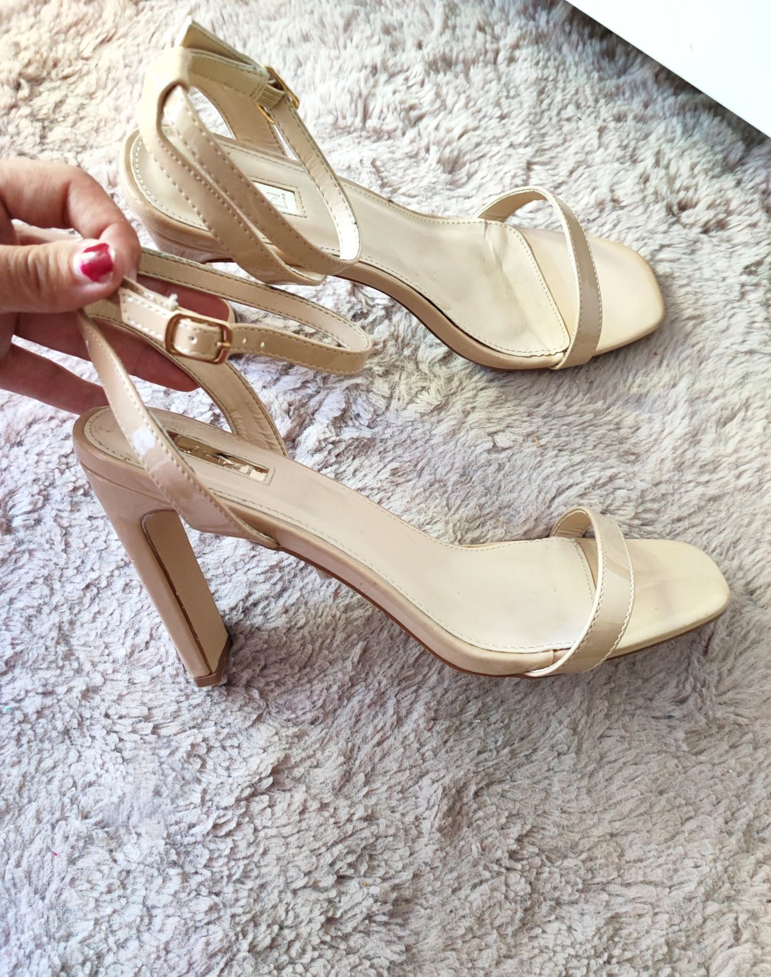 Eleganckie beżowe buty na obcasie 41 wesele impreza