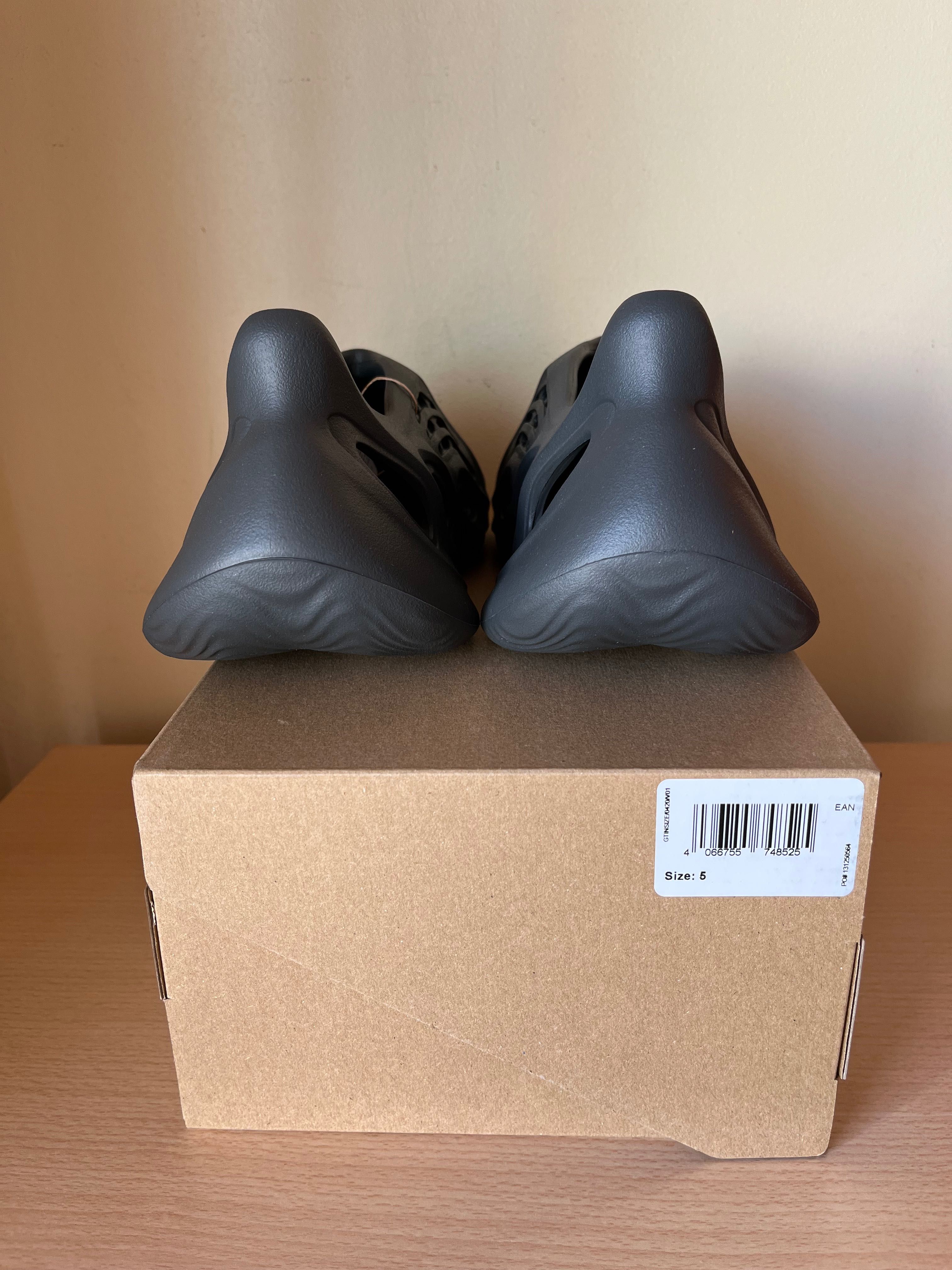 Yeezy Foam RNNR Carbon