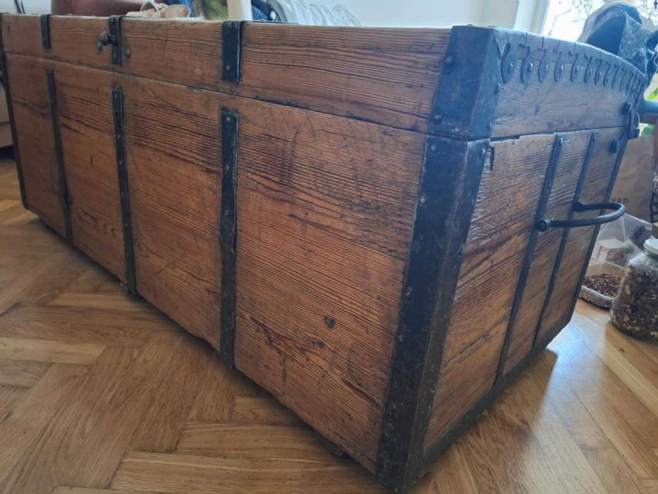 Stara potężna skrzynia, skrzynia posag, kufer drewniany dębowy