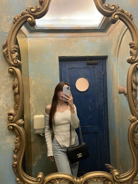 трендова кофтинка у білому кольорі