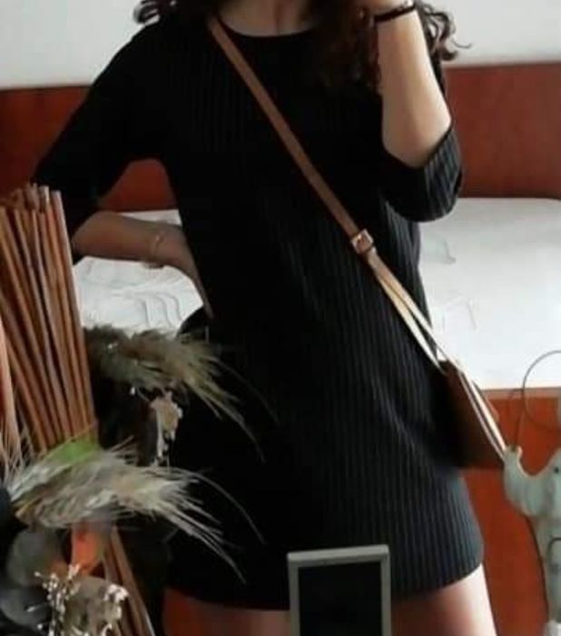 Vestido preto às riscas
