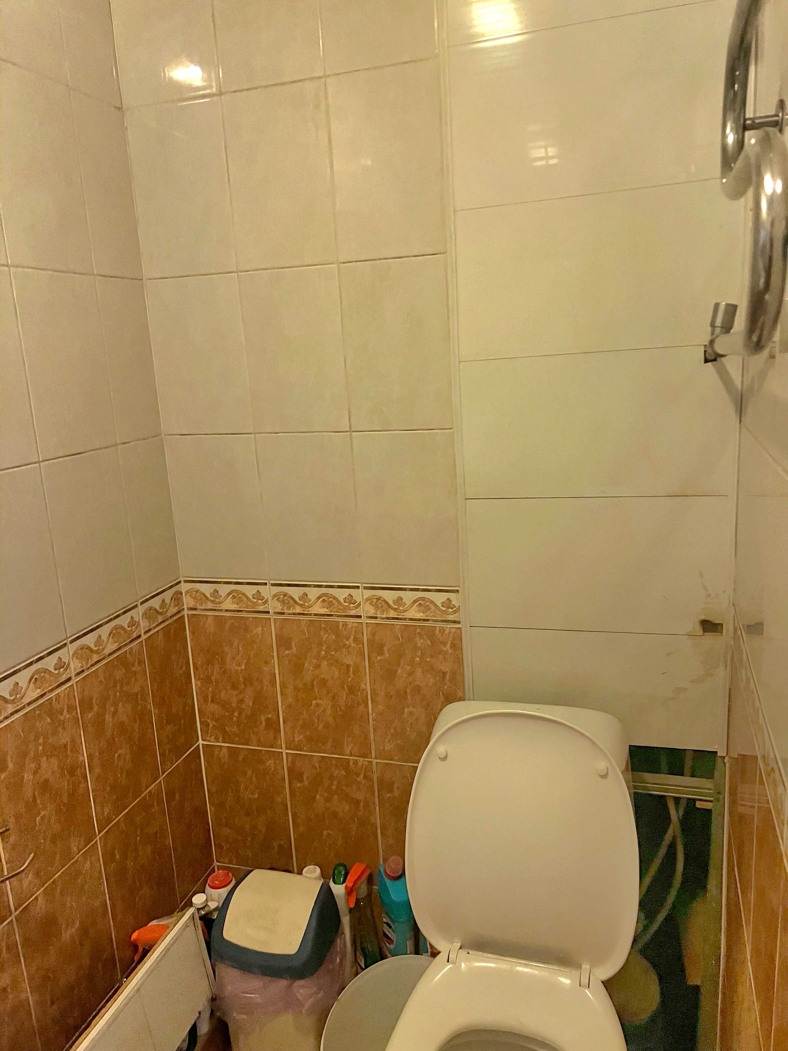 Продам 1 кім. квартиру-офіс на пр. Науки (Гагаріна), червона лінія.