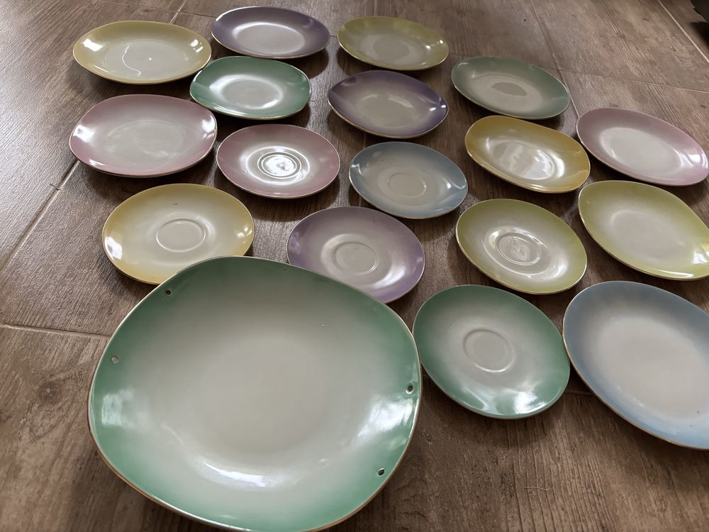 Zestaw do kawy porcelana PRL kolorowy plus talerze w trzech rozmiarach