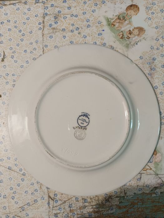 Vendo os pratos de loiça com flores bom estado