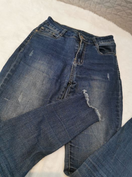 Spodnie jeansowe z lekkimi przetarciami i
