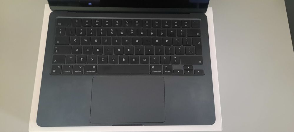 Apple MacBook 13,3