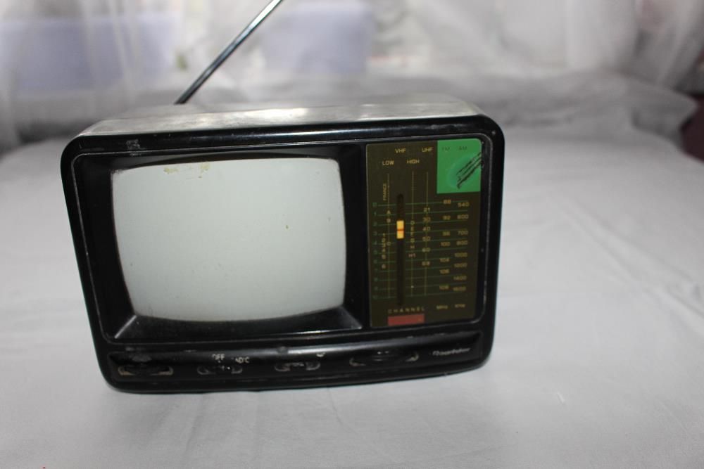 Телевизор раритетный маленький Roadstar TV-412E с радио,Japan (Япония)