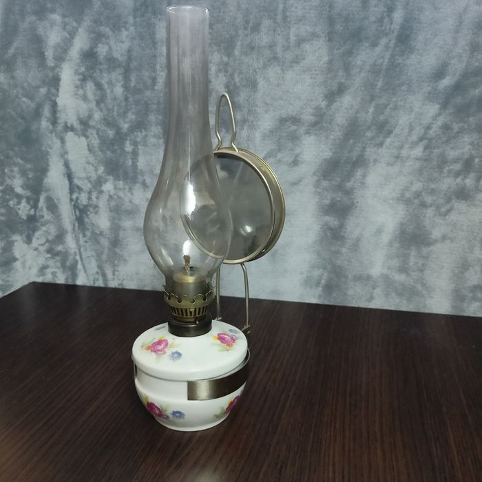 Lampka naftowa z lusterkiem