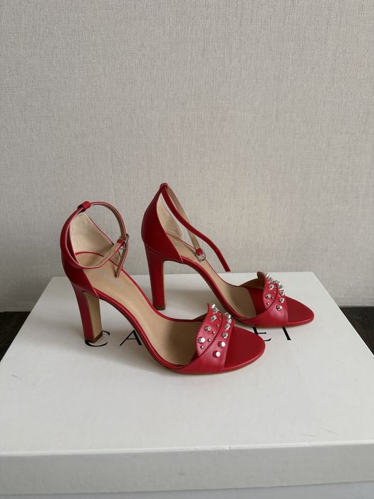 Стильні червоні босоніжки з металевими заклепками