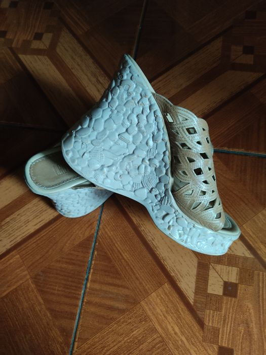 Летняя обувь бежевого цвет, очень аккуратно смотрятся