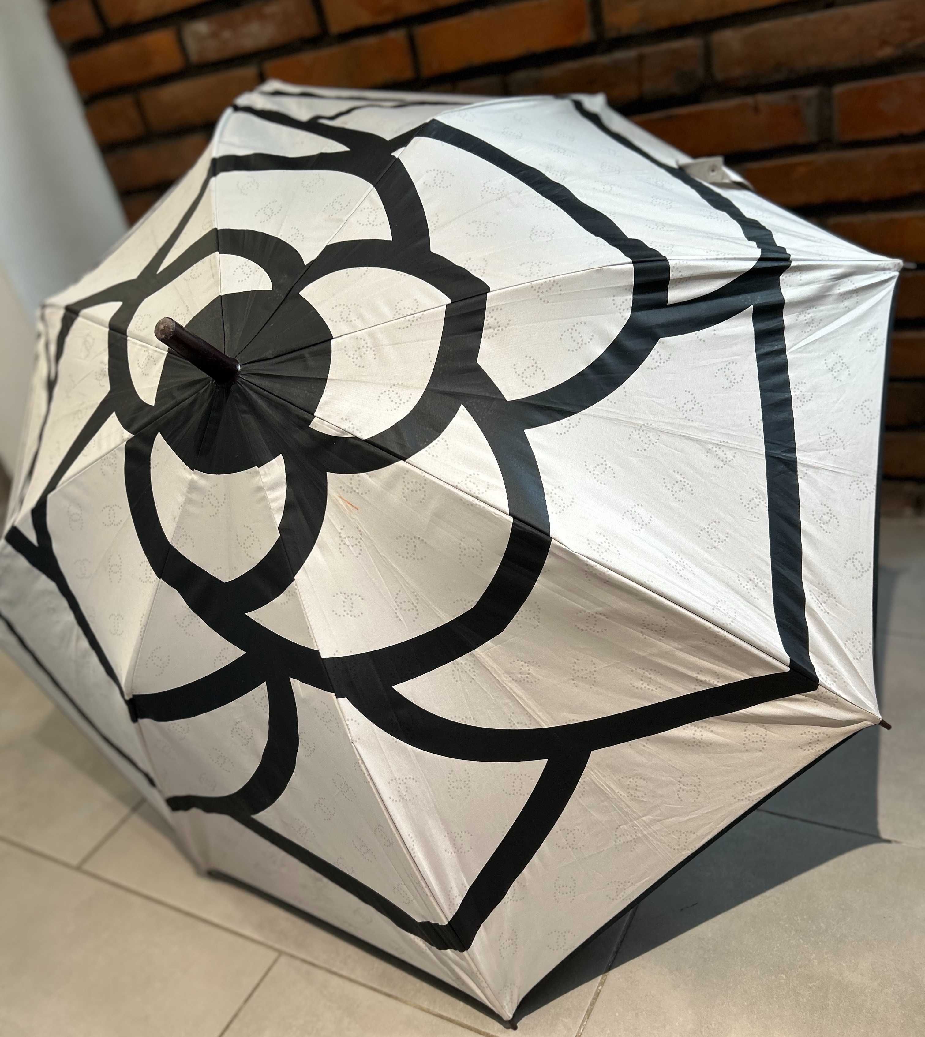 Elegancka parasolka Chanel Camellia Flower z monogramem Okazja!