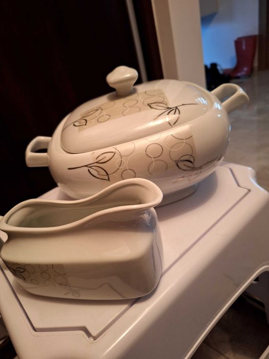 Porcelanowa waza i sosjerka