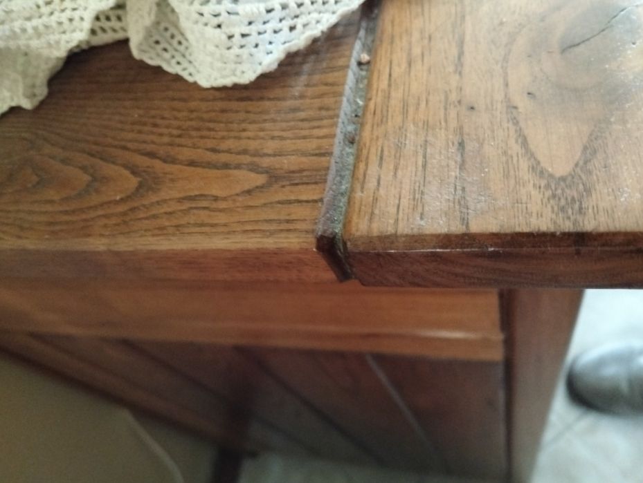 Sofá castanho caramelo e um puf, cómoda em madeira maciça