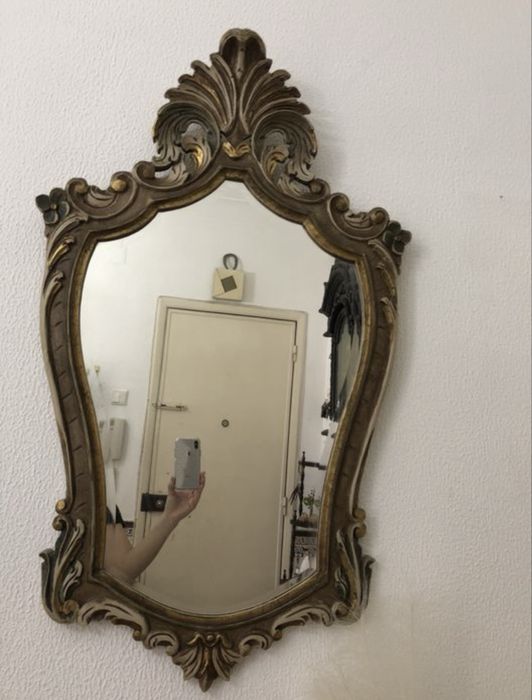 Espelho antigo detalhado